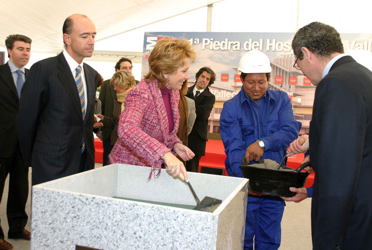 Manuel Lamela y Esperanza Aguirre, en la puesta de la primera piedra del hospital del Vallecas.