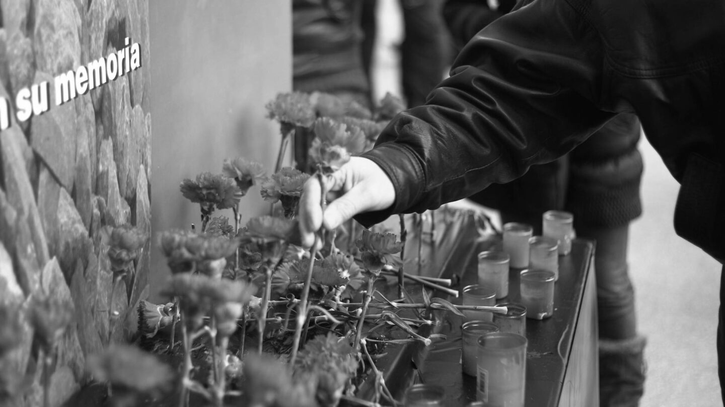 Flores en recuerdo a las víctimas del 11-M.