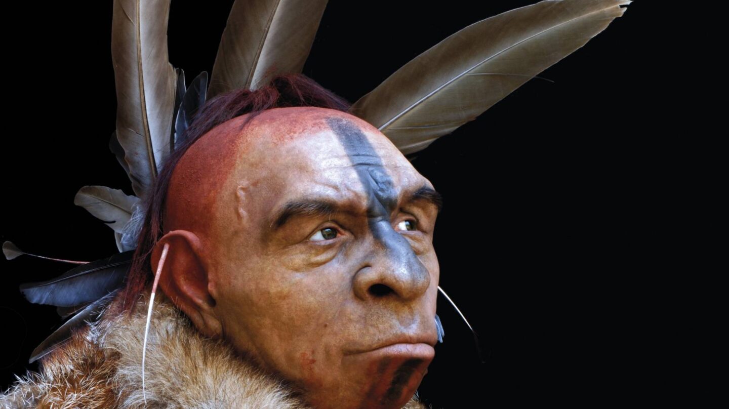 Neandertal adornado con plumas en el Museo de la Evolución Humana