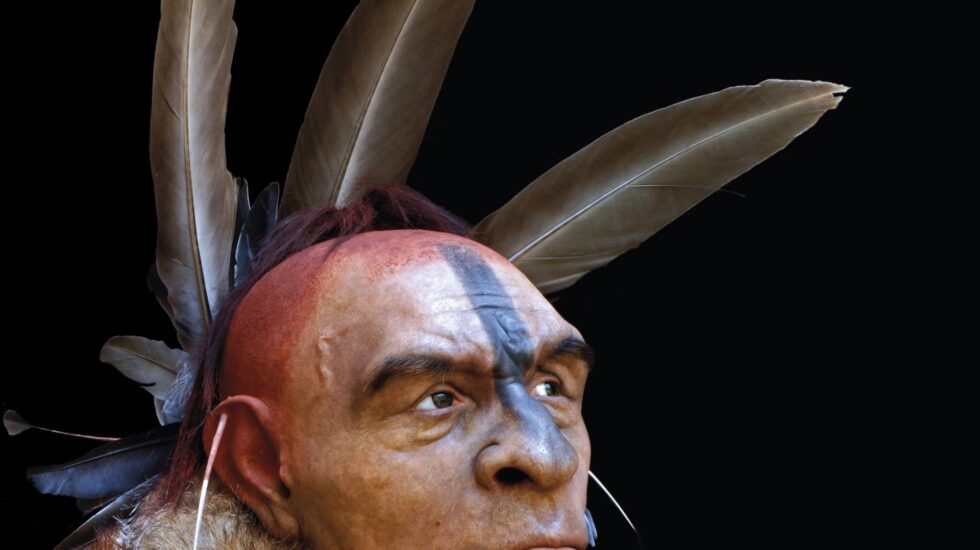 Neandertal adornado con plumas en el Museo de la Evolución Humana