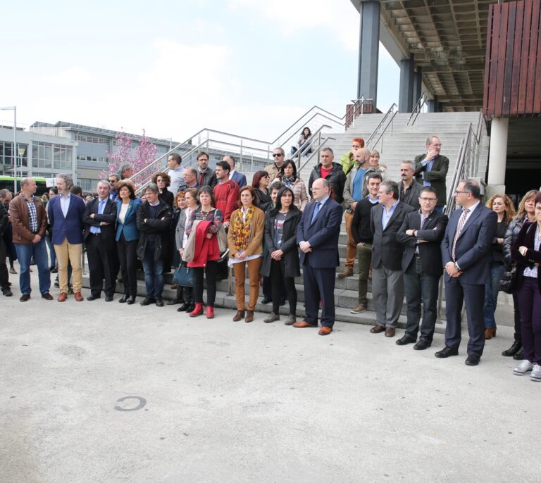 Varios encapuchados atacan con excrementos y orines la UPV mientras condenaba el ataque de ayer