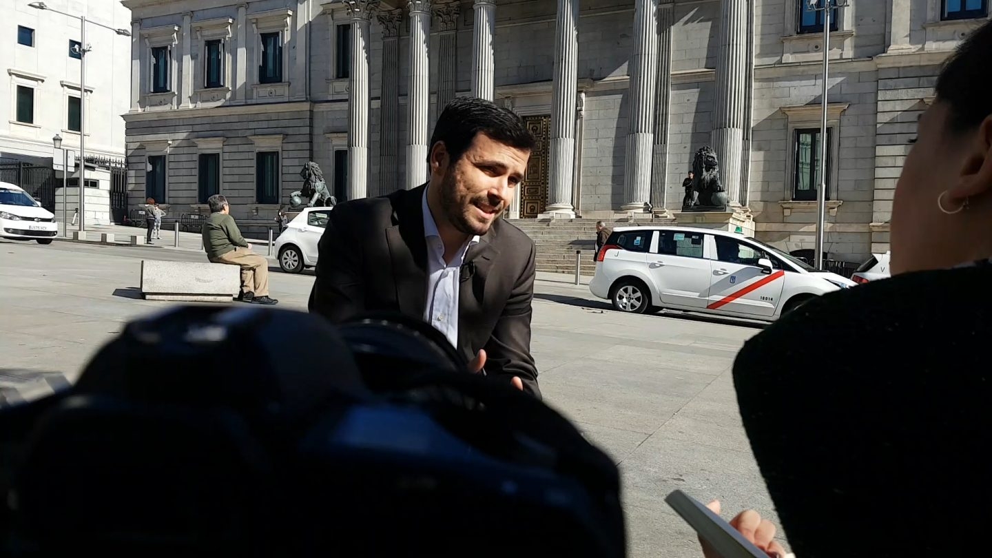 El coordinador federal de IU, Alberto Garzón, a las puertas del Congreso.