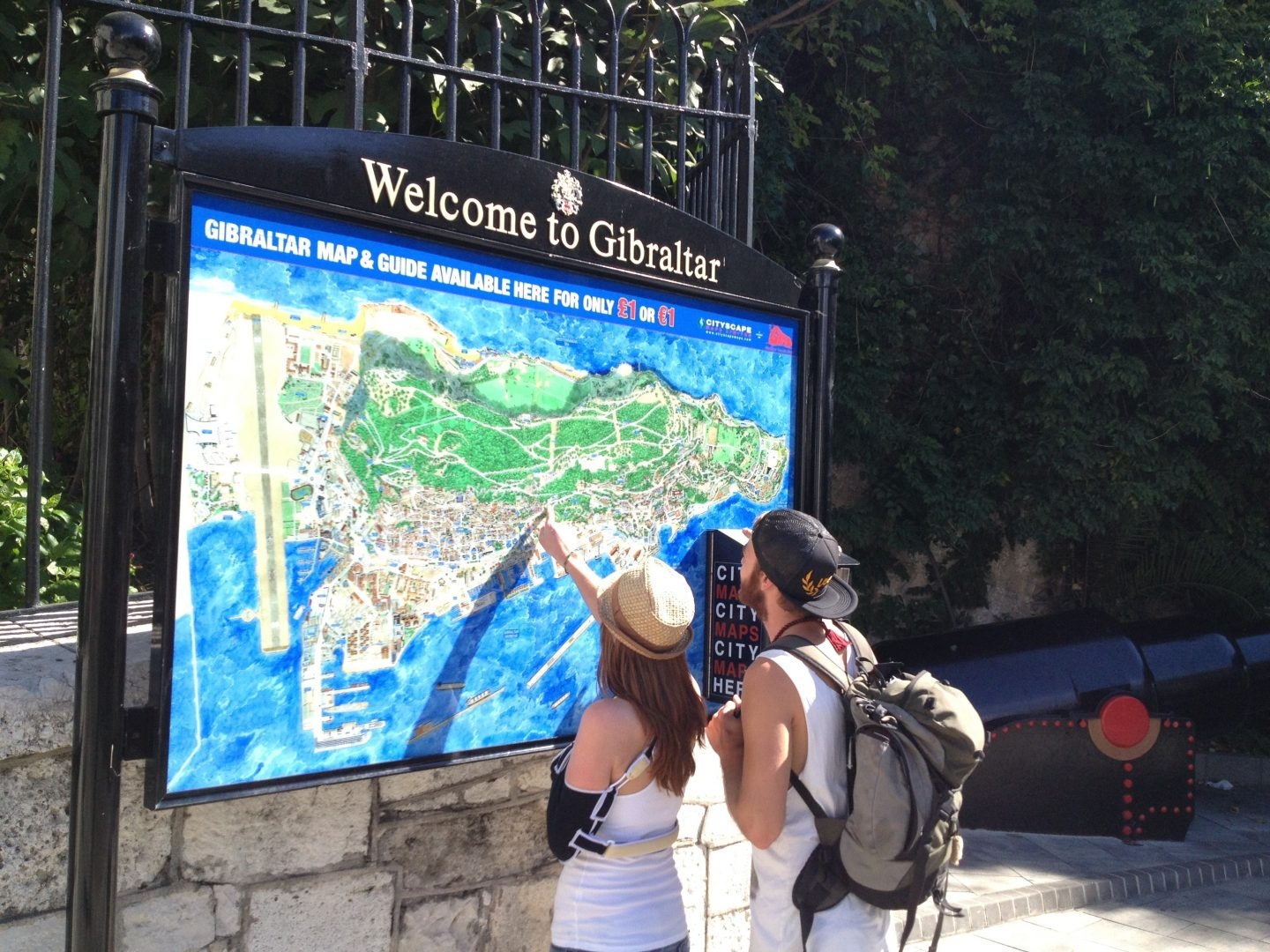 Una pareja de turistas observan el mapa de Gibraltar.