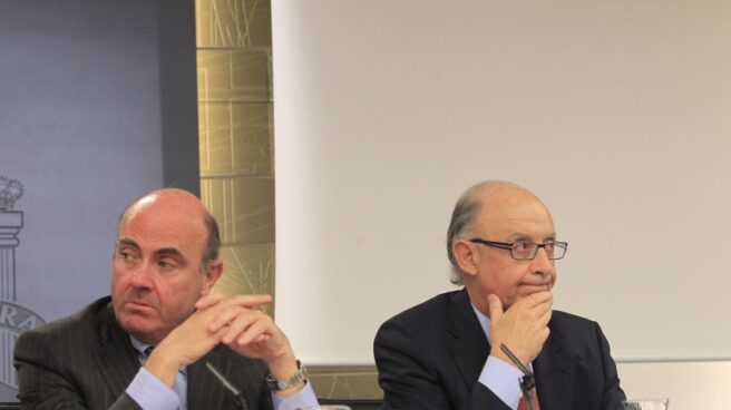 El ministro de Economía, Luis de Guindos, y el de Hacienda, Cristóbal Montoro.