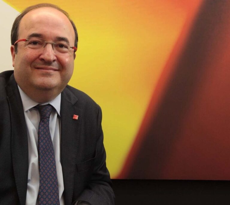 "Sólo he bailado con Sánchez y me gustaría bailar con todos, pero les cuesta"