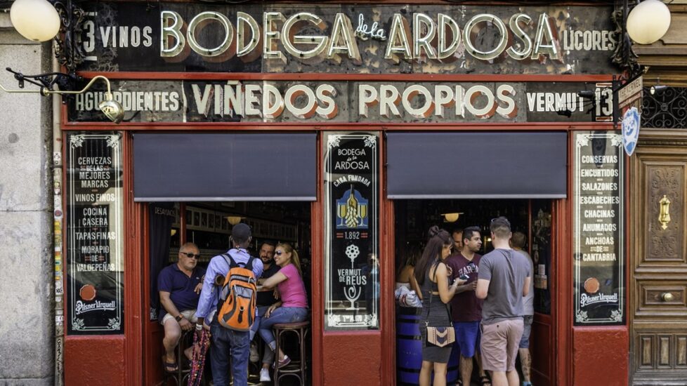 El bar que tenía bodega propia en 1892 cuando abrió este despacho de vino que fue pionero en la introducción de la cerveza. Foto: Javier Sánchez