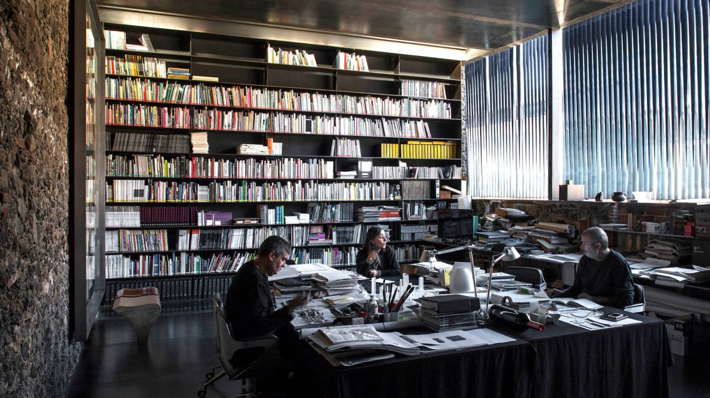 Rafael Aranda, Carme Pigem and Ramon Vilalta ganadores del Pritzker 2017 en su estudio.