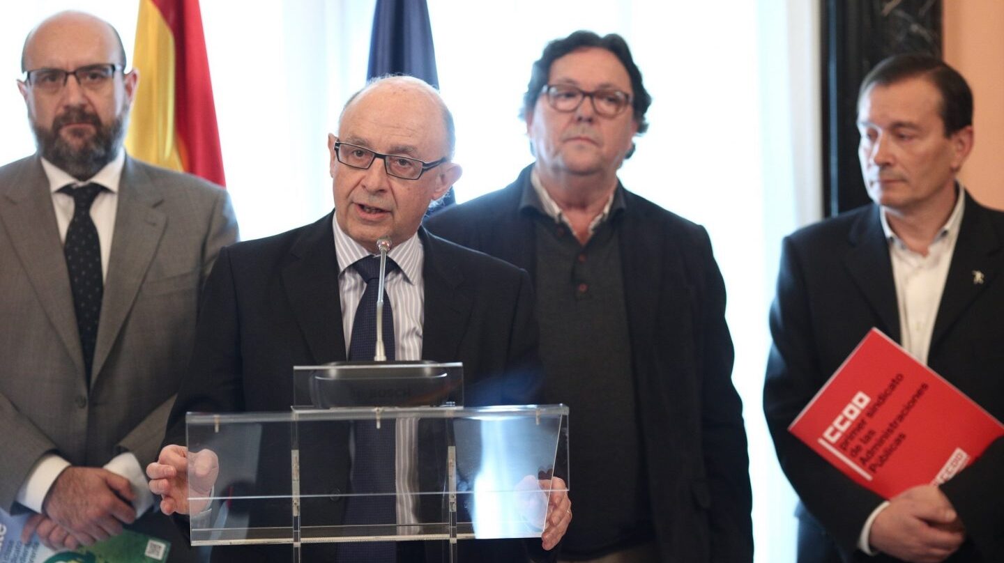 El ministro de Hacienda, Cristóbal Montoro, junto a los representantes de los sindicatos de la función pública.