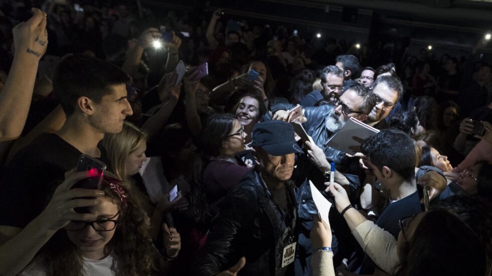 Jeffrey Dean Morgan rodeados de fans.