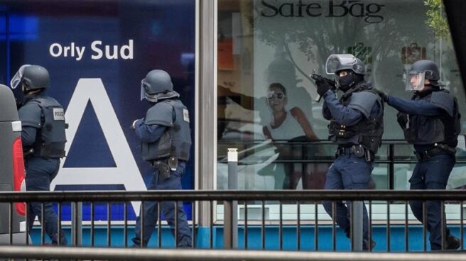 El hombre abatido en el aeropuerto de Orly llevó a cabo el ataque "por Alá"