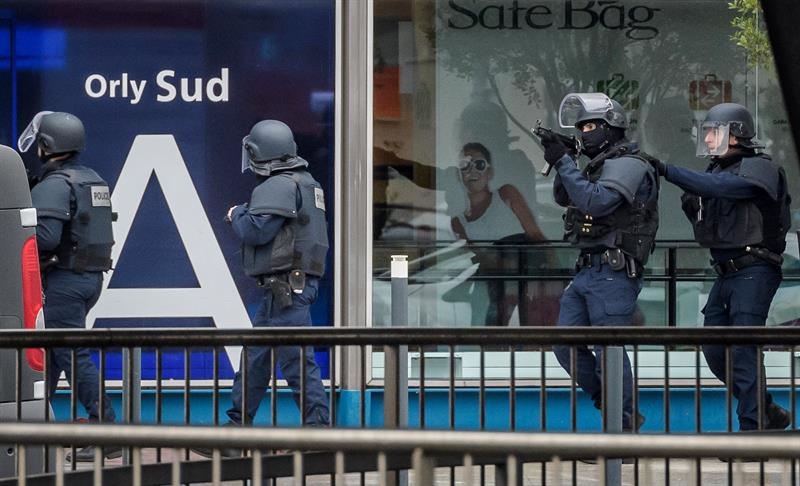 Despliegue policial en el Aeropuerto Orly