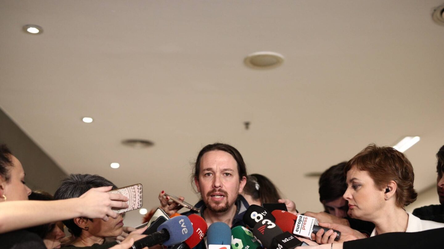 El secretario general de Podemos, Pablo Iglesias, atiende a los medios de comunicación.