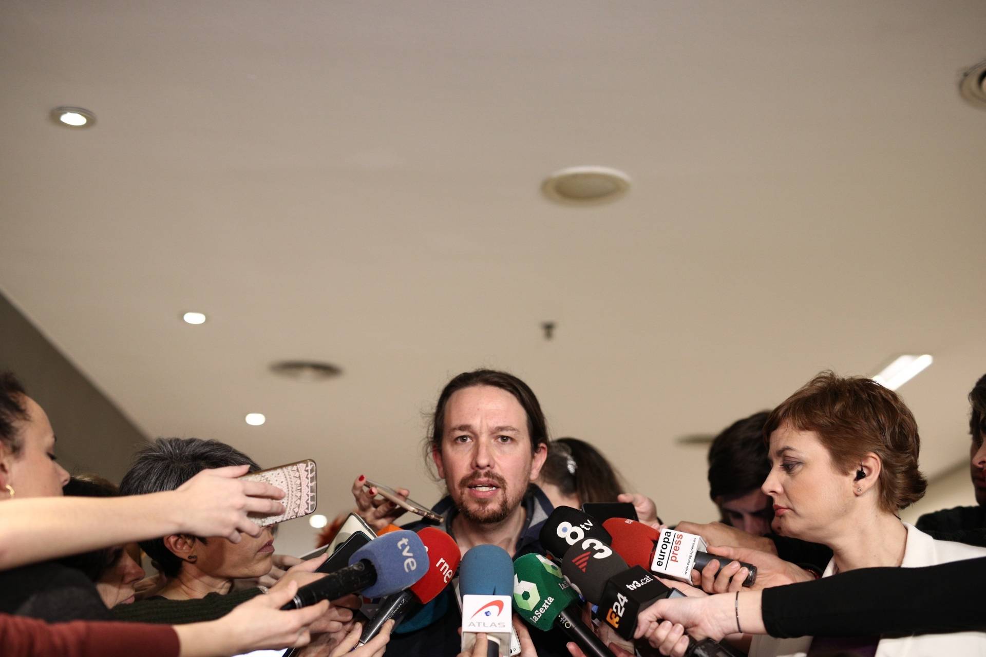 El secretario general de Podemos, Pablo Iglesias, atiende a los medios de comunicación.