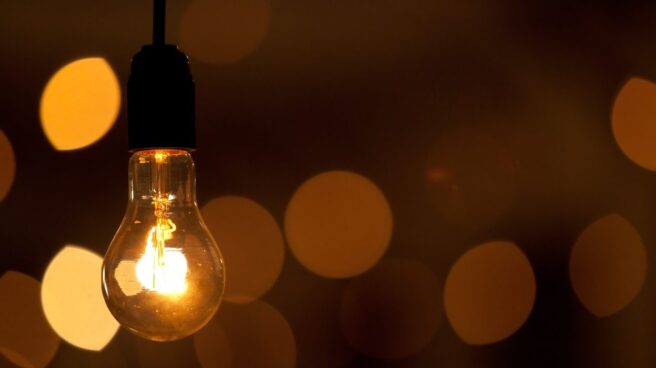 El precio de la luz de hoy será el más caro de la historia de un sábado Imagen de una bombilla