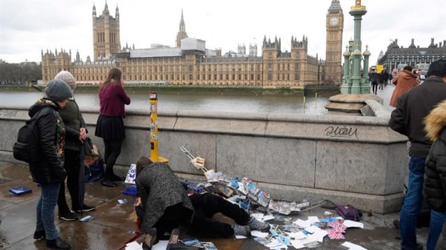 Una persona herida yace en el suelo al comienzo del puente de Westminster en el atentado de Londres.