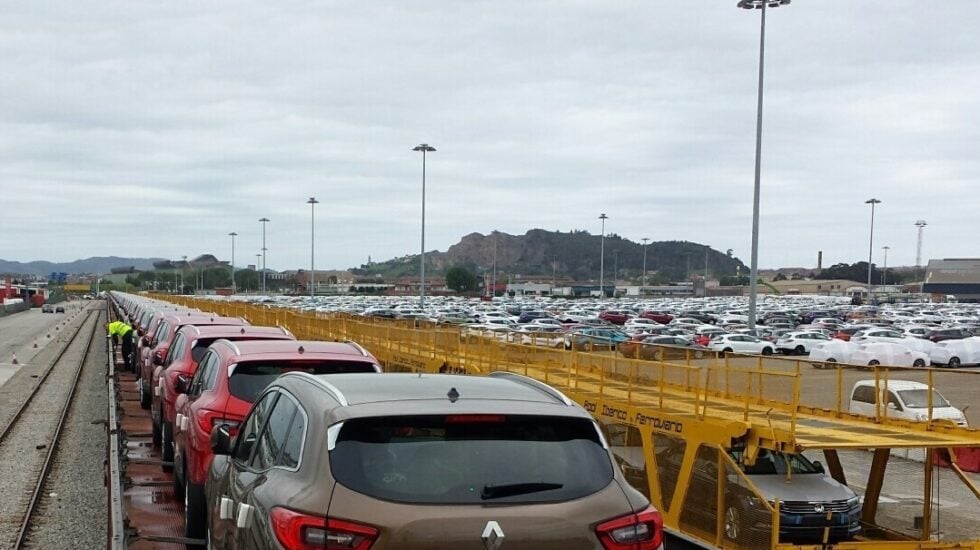 Transporte de vehículos en tren.