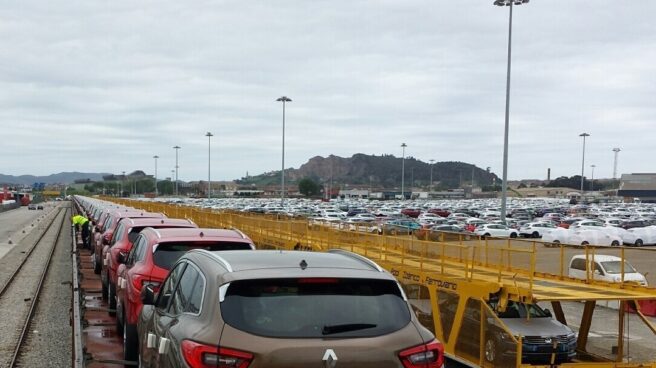 Transporte de vehículos en tren.