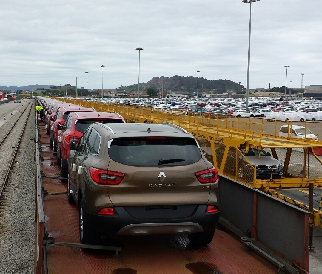 Transporte de vehículos en tren.