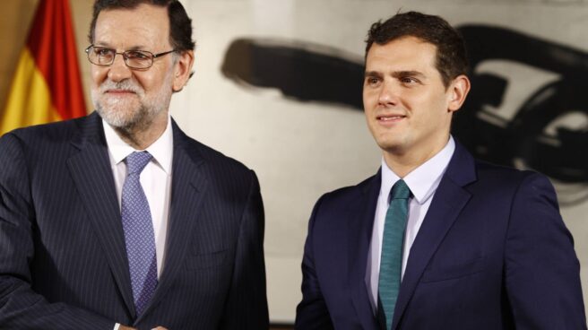 rivera y rajoy El presidente del Gobierno, Mariano Rajoy, estrecha la mano del líder de Ciudadanos, Albert Rivera.