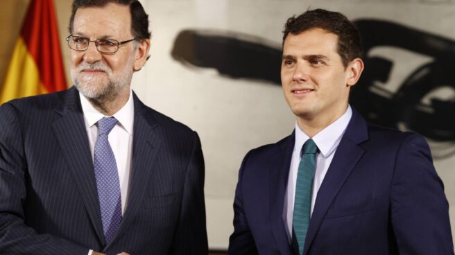 El presidente del Gobierno, Mariano Rajoy, estrecha la mano del líder de Ciudadanos, Albert Rivera.