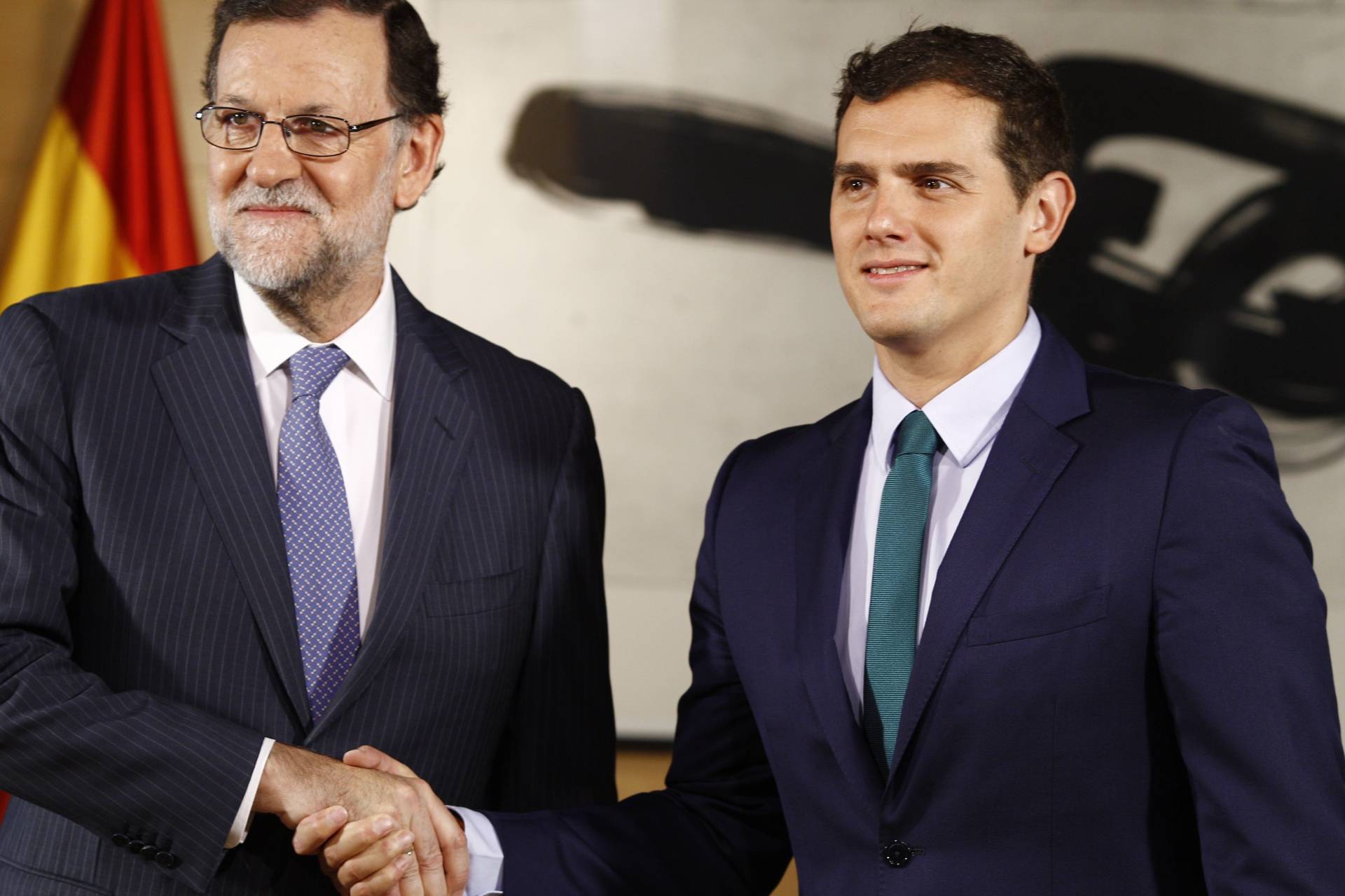 El presidente del Gobierno, Mariano Rajoy, estrecha la mano del líder de Ciudadanos, Albert Rivera.
