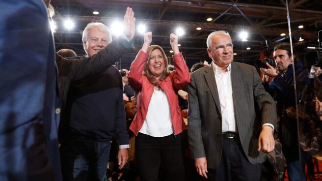 Susana Díaz, junto a Felipe González y Alfonso Guerra, en la presentación de su candidatura.