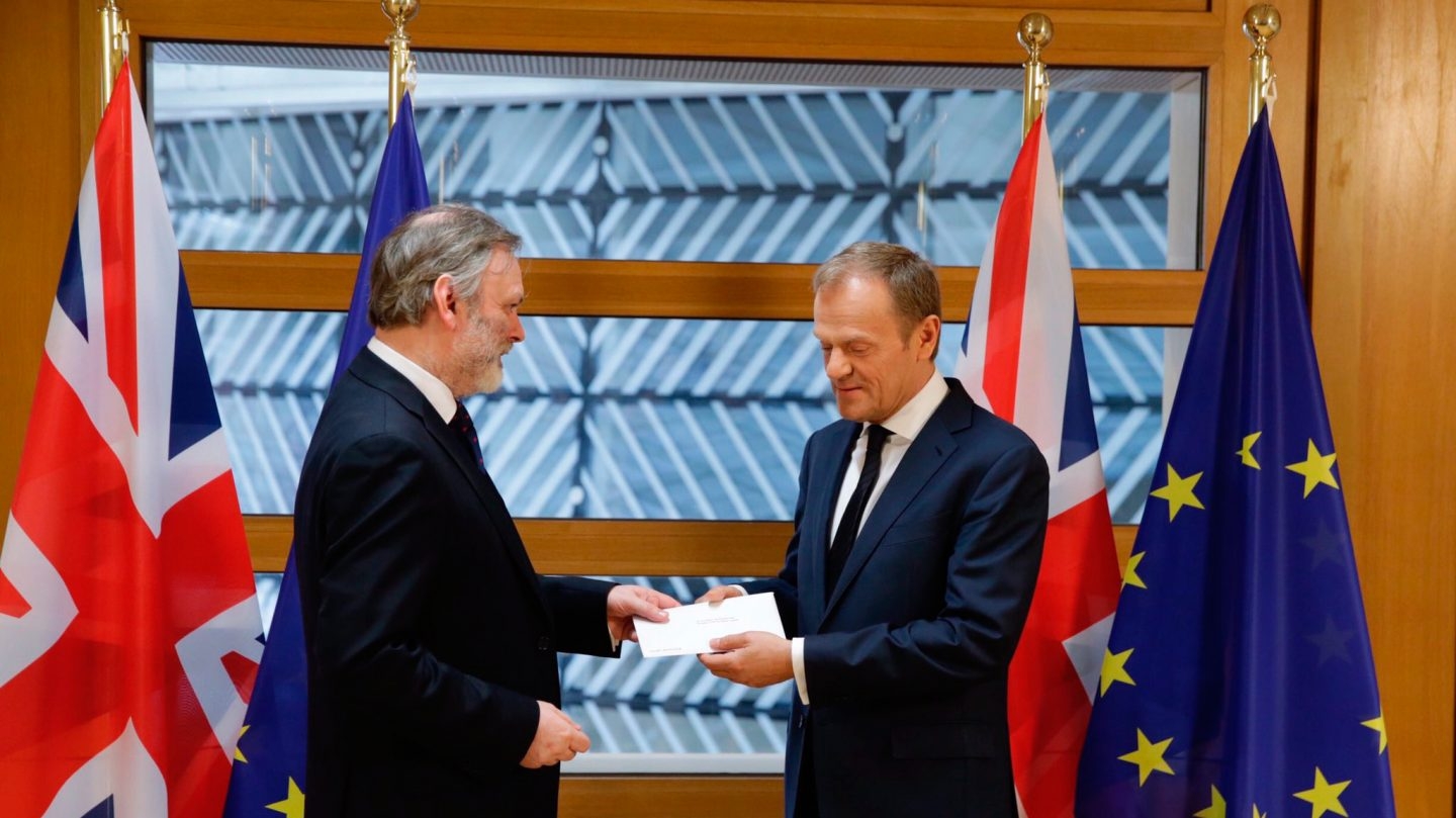 Donald Tusk (izquierda), presidente del Consejo Europeo recibe la carta por la que el Reino Unido informa de que pone en marcha el Brexit.