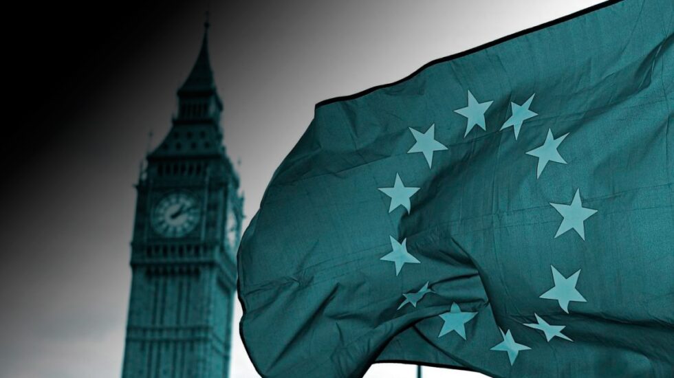 Una bandera de la UE ante el Big Ben en Londres. .