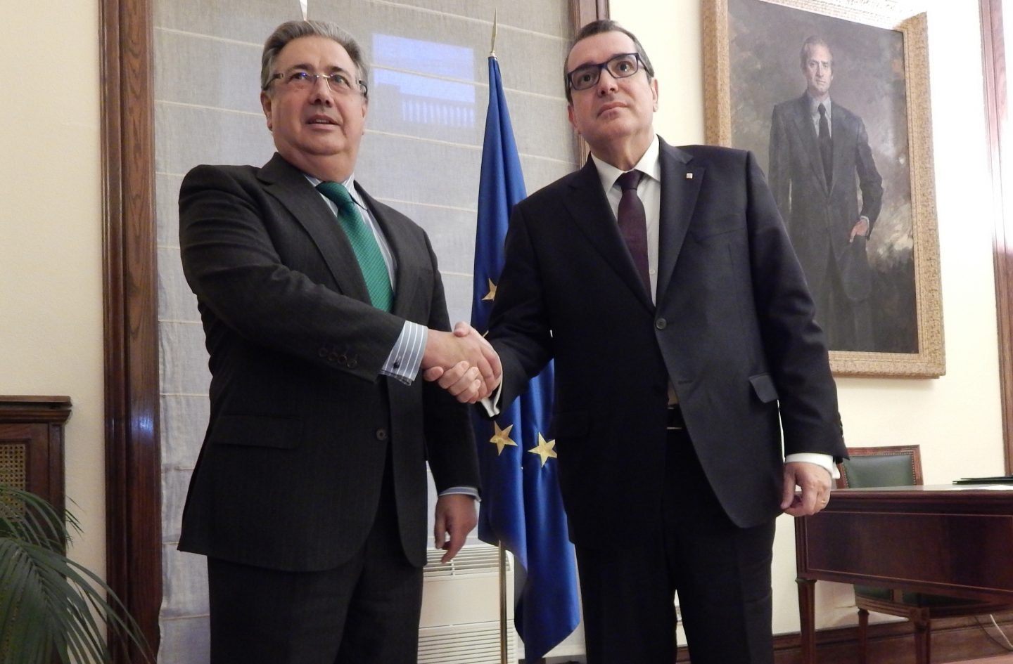 El ministro Zoido y el 'conseller' de Interior de la Generalitat, Jordi Jané, el pasado mes de noviembre en Madrid.