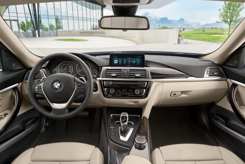 El sofisticado diseño del salpicadero también pone de relieve esa gran calidad de acabado que caracteriza a BMW. A la derecha de la palanca de cambio se ubican las teclas y el mando giratorio para el manejo del sistema multimedia.
