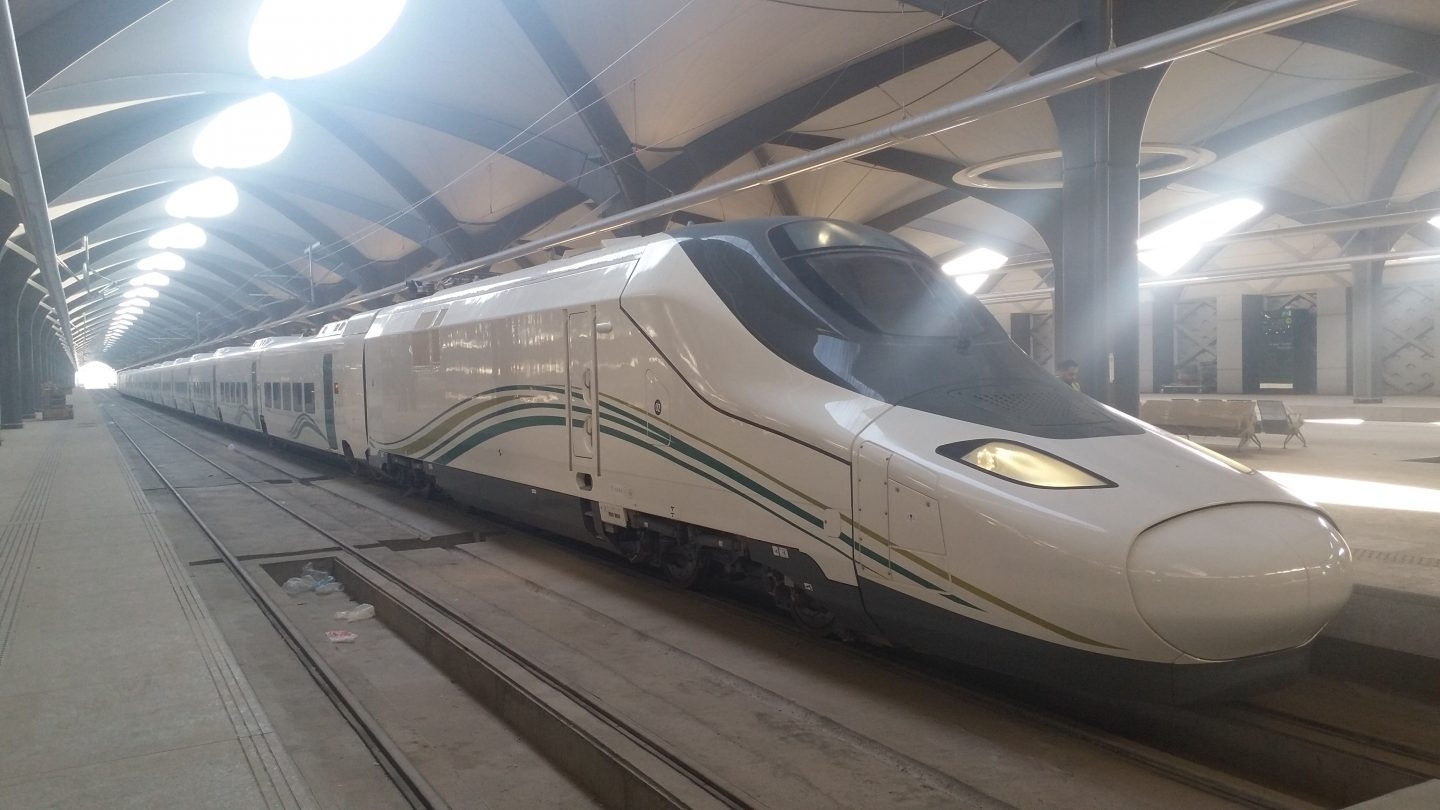 Uno de los trenes de Talgo en la estación de Medina, durante las pruebas de velocidad de las obras del AVE a La Meca.