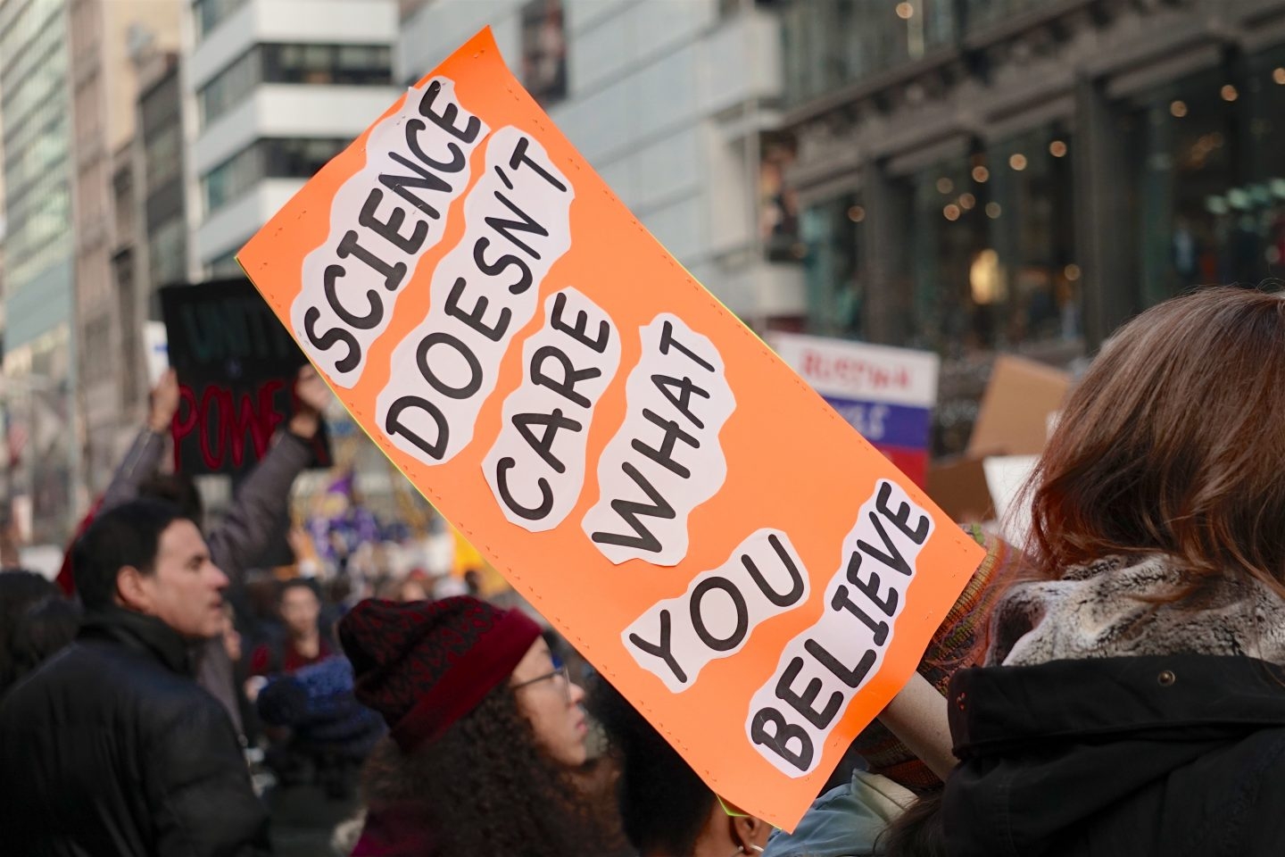 'A la ciencia no le importa lo que tú opines', dice una pancarta de la Marcha de las Mujeres contra Trump en enero