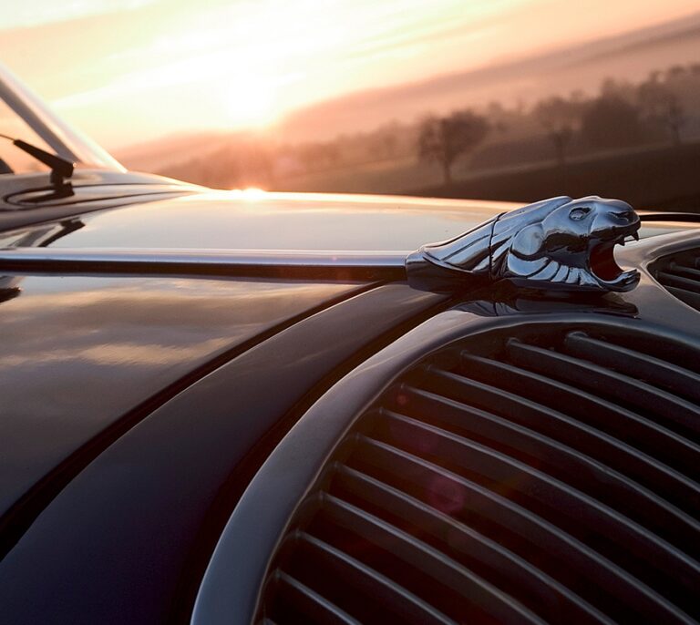 75 años del Peugeot 402, el coche que desafió al diseño americano