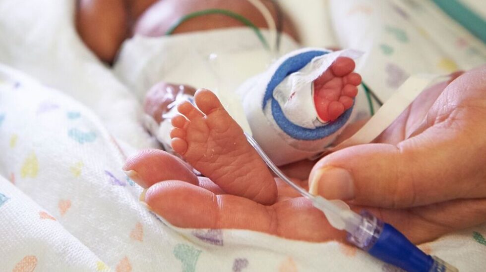 Bebé prematuro en el hospital