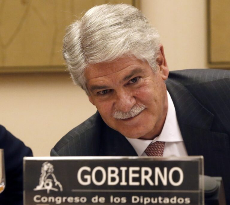 Dastis cierra cuatro "embajadas" y se va de ronda europea para contrarrestar a Puigdemont