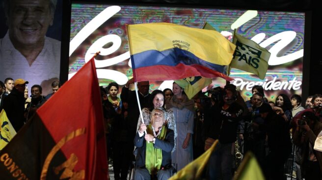 636267935205753467 El candidato oficialista a la presidencia de Ecuador, Lenín Moreno, ondea una bandera ante sus seguidores, en la sede del Partido Alianza País en Quito (Ecuador).