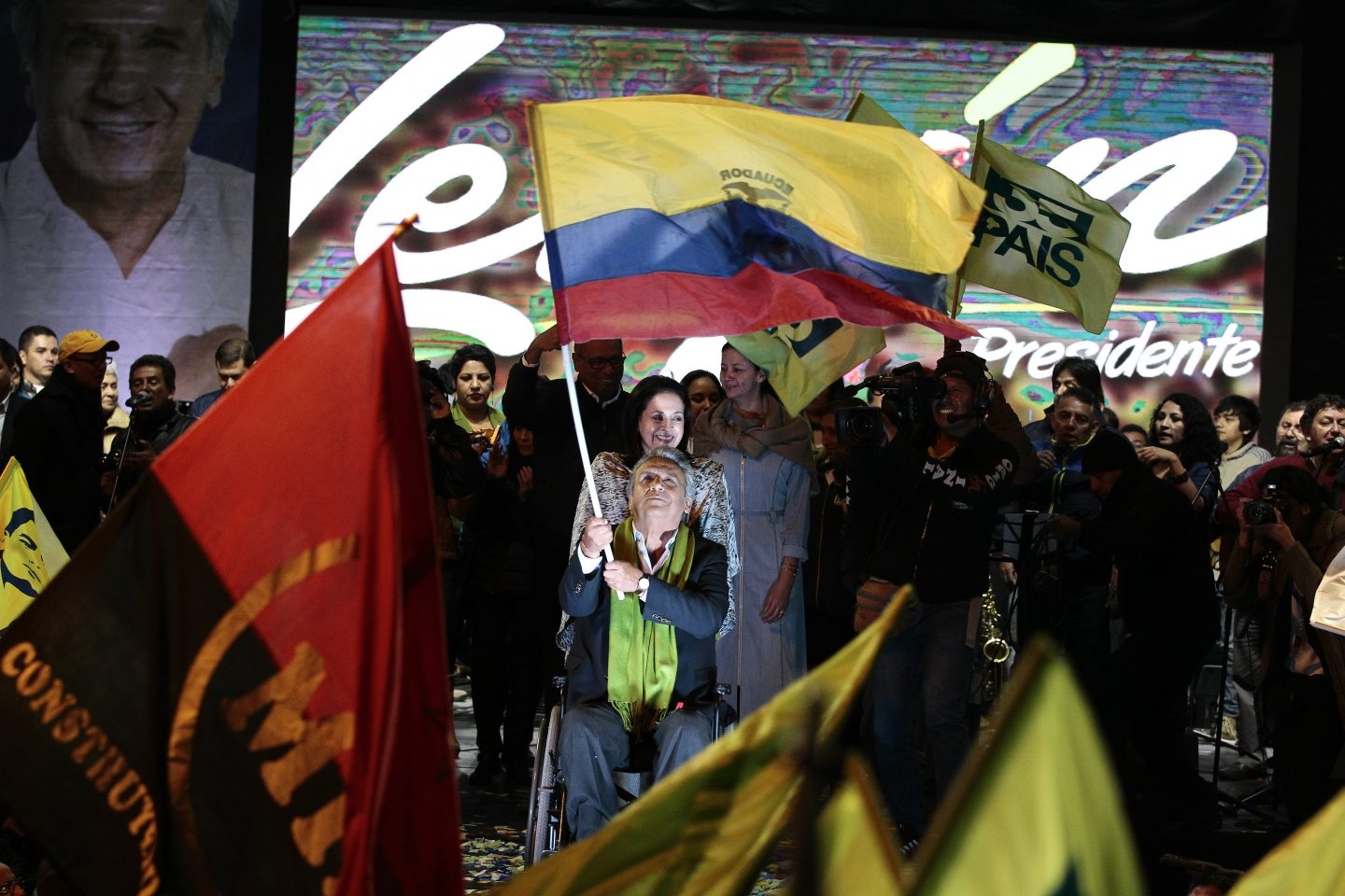 El candidato oficialista a la presidencia de Ecuador, Lenín Moreno, ondea una bandera ante sus seguidores, en la sede del Partido Alianza País en Quito (Ecuador).