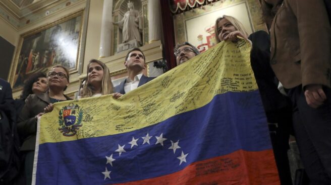 Albert Rivera recibe a opositores venezolanos en el Congreso.
