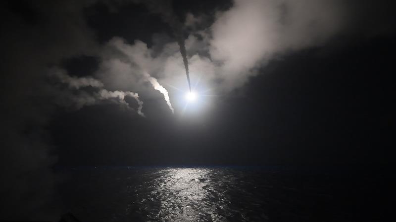 Fuerzas militares de EE.UU. lanzaron hoy decenas de misiles crucero contra un aeródromo en Siria