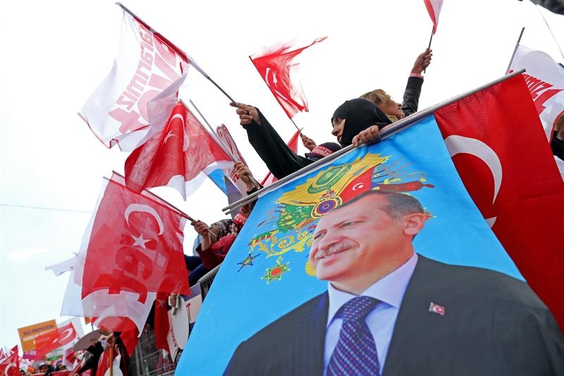 Seguidores del presidente Erdogan le aclaman en un mitin en Estambul.