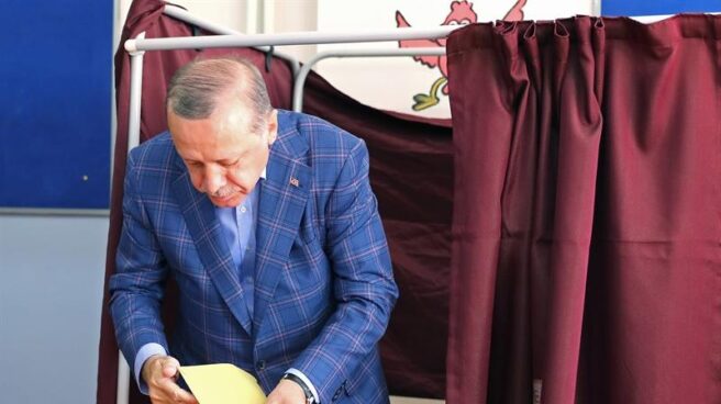 El presidente turco, Recep Tayyip Erdogan, antes de depostar su voto, en Estambul.