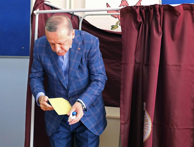 El presidente turco, Recep Tayyip Erdogan, antes de depostar su voto, en Estambul.