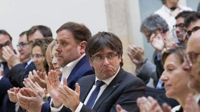 Carles Puigdemont, junto a Oriol Junqueras y Carme Forcadell durante el acto de apoyo a la presidenta del Parlament.