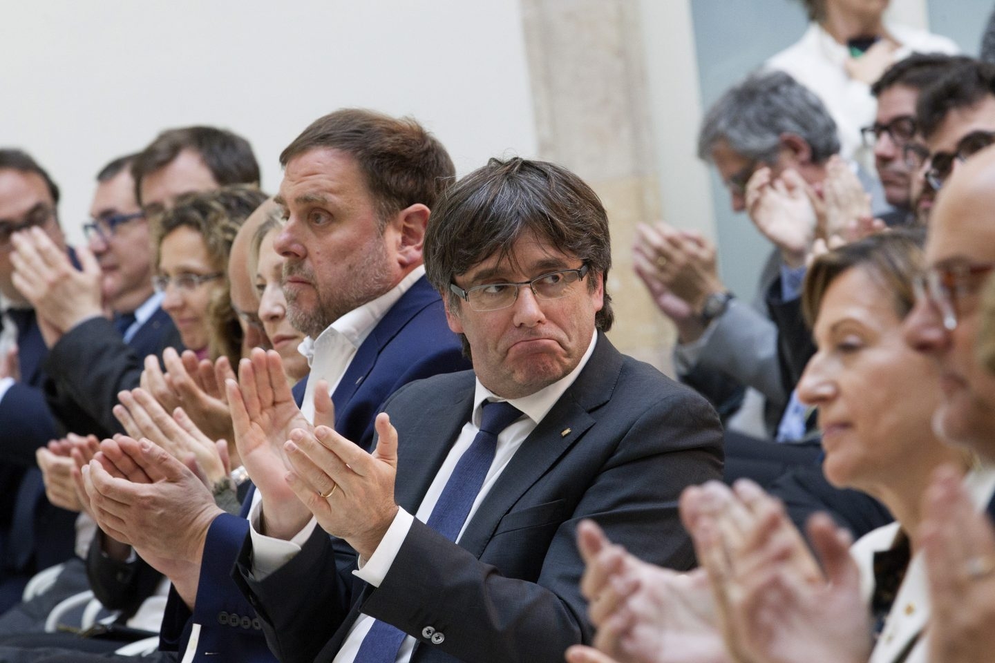 Carles Puigdemont, junto a Oriol Junqueras y Carme Forcadell durante el acto de apoyo a la presidenta del Parlament.