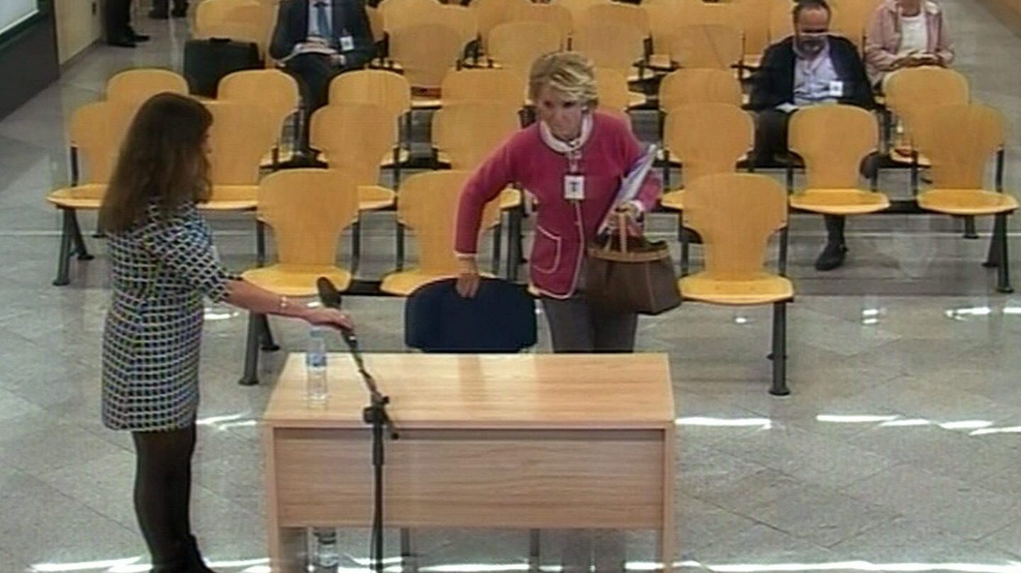 Esperanza Aguirre declaró ayer por la Gürtel horas después de saber de la detención de su "delfín" político, Ignacio González. Génova quiere que dimita.