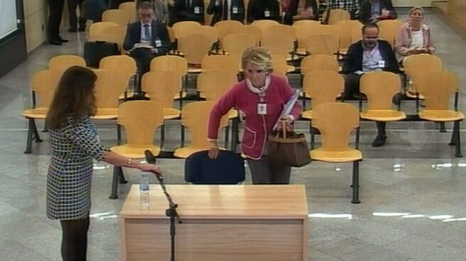 Esperanza Aguirre dimisión Esperanza Aguirre declaró ayer por la Gürtel horas después de saber de la detención de su "delfín" político, Ignacio González. Génova quiere que dimita.