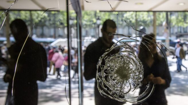 Vista del impacto de bala tras el ataque yihadista perpetrado en la avenida de los Campos Elíseos de París