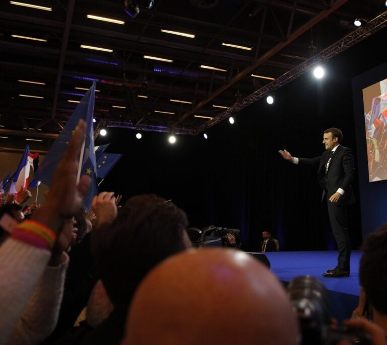 Euforia en las bolsas y fuerte alza del euro al diluirse la amenaza del populismo francés