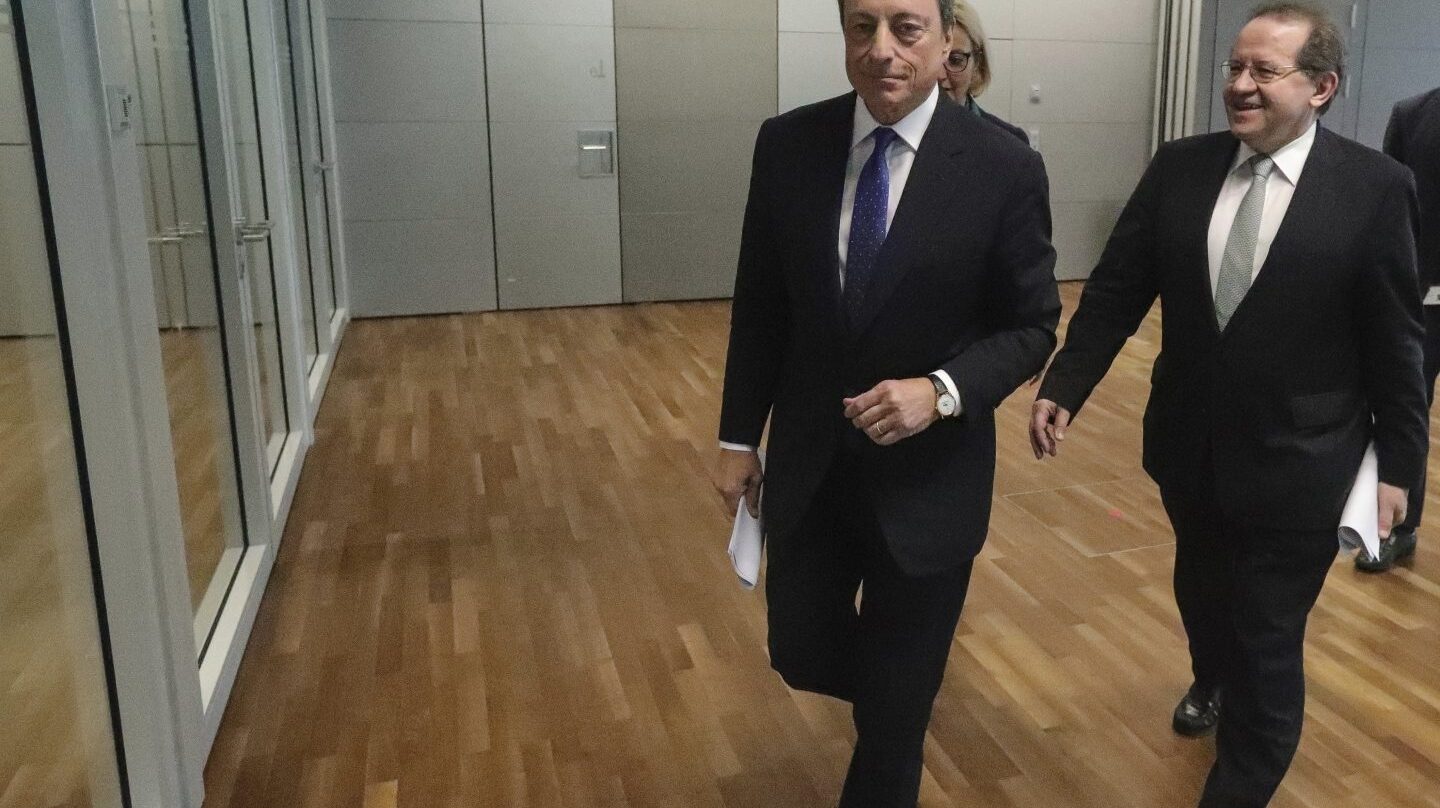 El presidente del BCE, Mario Draghi, junto al vicepresidente, Vitor Constancio, antes de su comparecencia en la sede de la institución en Fráncfort.