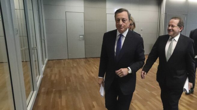 El presidente del BCE, Mario Draghi, junto al vicepresidente, Vitor Constancio, antes de su comparecencia en la sede de la institución en Fráncfort.